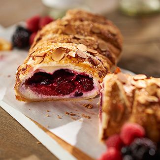 Mixed Berry & Cream Cheese Strudel Berry Strudel Recipes, Berry Strudel, Cheese Strudel Recipe, Strudel Recipes, Fruit Cream, Cream Cheese Desserts, Puff Pastry Tart, British Bake Off, Pastry Tart