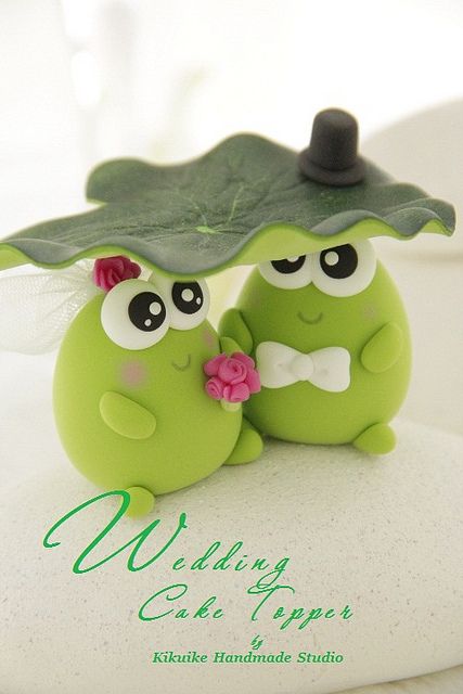 frog Wedding Cake Topper | Flickr: Intercambio de fotos Frog Wedding Cake, Frog Wedding, Dough Clay, Clay Items, Frog Crafts, Fondant Animals, Custom Wedding Cake Toppers, Polymer Clay Animals, Fondant Figures