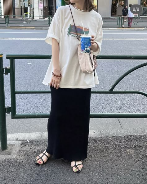 Japanese Street Fashion Summer, Tshirt And Skirt Outfit Casual, Japanese Summer Fashion, Oversized Tshirt Outfit Korean, Graphic Tshirt Outfit, 70s Inspired Outfits, Basic English, T Shirt Ideas, 70s Inspired Fashion