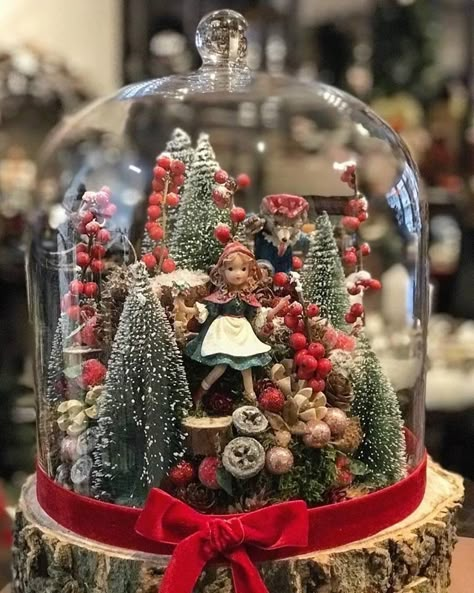 Christmas Cloche, Cloche Ideas, Christmas Centerpieces Cheap, Christmas Vignettes, Christmas Centerpieces Diy, Christmas Tree Garland, Christmas Arrangements, Pretty Christmas, Glass Dome