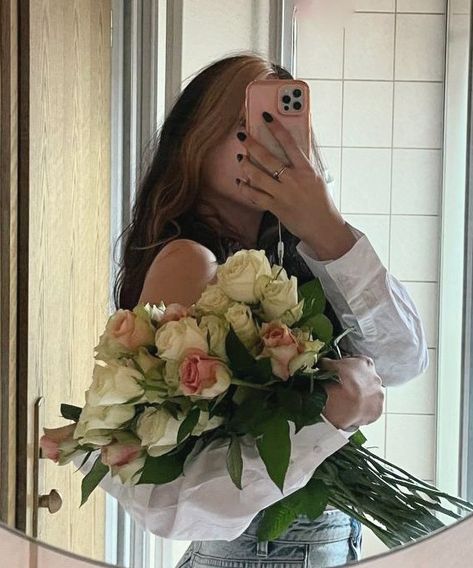 Flower Bouquet Mirror Selfie, Poses While Holding Flowers, Mirror Selfie With Bouquet, Pose With Flowers Instagram, Flowers Mirror Selfie, Boquetes Of Flowers Aesthetic Photo, Birthday Pic With Flowers, Pictures With Bouquet Of Flowers Instagram, Aesthetic Pics With Flowers