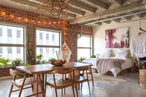 Downtown Los Angeles Loft by Oh beauty Small Loft Apartments, Headboard Alternative, Loft Apartment Decorating, Los Angeles Apartments, Apartment Loft, Downtown Lofts, Loft Interior Design, Loft Interior, Small Loft