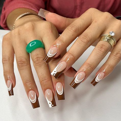 Simple Brown And White Nails, Receptionist Nail Ideas, Sassy Nails Designs Classy, Brown White And Gold Nails, Nails With Brown Design, White And Brown Nails Design, Good Nails Designs, Brown And White Nail Ideas, Brown And White Almond Nails