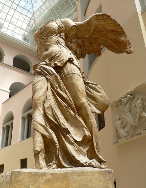 Victoria de Samotracia. Una escultura perteneciente al Arte Griego representa la diosa de la victoria (Niké). Paños mojados/ elevación en la proa de un navío. Nike Of Samothrace, Winged Victory Of Samothrace, Winged Victory, Ancient Greek Sculpture, Greek Sculpture, Ancient Sculpture, Marble Statues, Greek Art, Caravaggio