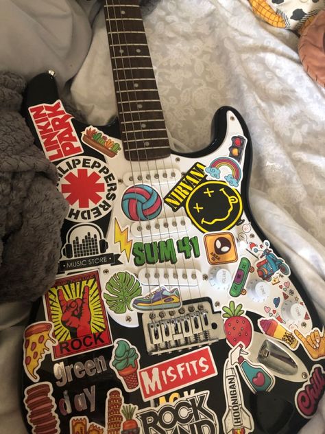 Electric Guitar Design Ideas, Customised Guitars, Gitar Vintage, Rocker Wedding, Nirvana Music, Acoustic Guitar Music, Play That Funky Music, Electric Guitar Design, Rocket Power