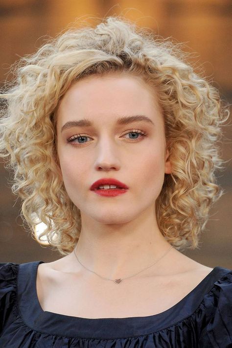 Julia Garner Hair, Red Curly Hair Blue Eyes, Julia Garner Ozark, Ozark Ruth, Actress With Red Hair, Actresses With Naturally Curly Hair, Ruth Langmore, Straw Curls, Perm Curls