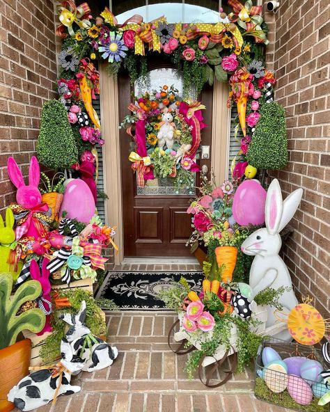 Easter Lawn Decorations, Easter Decorations Indoor, Colorful Easter Decor, Outside Easter Decorations Front Porches, Spring Christmas Tree Ideas, Easter Decorating Ideas For The Home, Easter Display Ideas, Spring Porch Decor Outdoor Decorations, Outside Easter Decorations