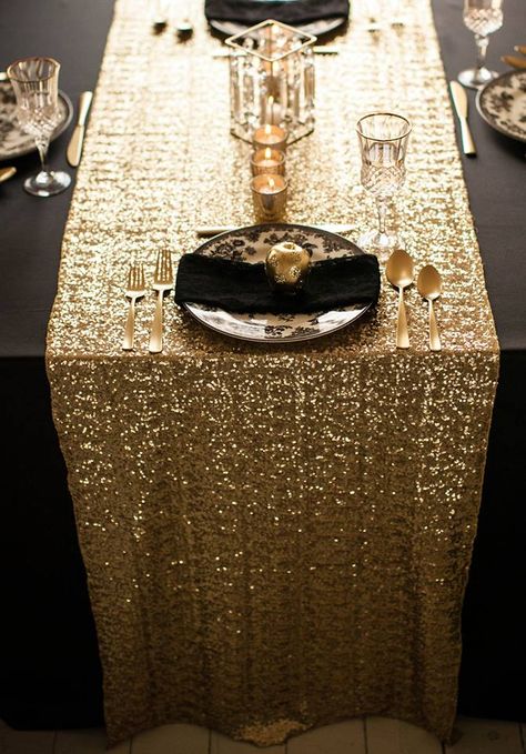 Glam up your tables the Old Hollywood way with settings of black and gold. #oldhollywoodwedding Gold Sequin Table Runner, Art Deco Party, Wedding Fotos, Black Gold Wedding, Sequin Table Runner, Gatsby Theme, Sequin Table, Great Gatsby Wedding, Hollywood Party