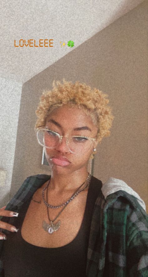 Blonde Pixie Haircut Black Women Curly, Blonde On 4c Hair, Short Curly 4c Hair Black Women, Short 4c Blonde Hair, Blonde Short Hair On Black Women, Blonde 4c Natural Hair Short, Black Women Short Blonde Hair, Black Woman Short Haircut Natural 4c, Pretty Hair Color For Short Hair