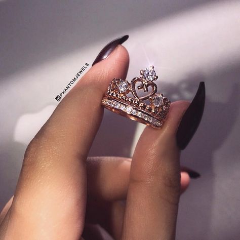 5,910 Likes, 66 Comments - PHANTOM LONDON (@phantomjewels) on Instagram: “Careful how you play your cards when you have a Queen in your hand 💅🏻👑 The Rose Gold Melrose…” Rings Ideas, Tiara Ring, Diamond Fashion Rings, Fashion Ring, Cute Rings, Hand Jewelry, Girly Jewelry, Designs Ideas, Diamond Fashion