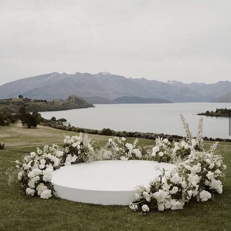 Semi Circle Wedding Altar, Outdoor Grass Wedding Ceremony, Circle Of Love Weddings Ceremony, Round Wedding Altar, Ceremony Platform Wedding, Modern Beach Ceremony, Wedding Alter Platform, Minimalist Wedding Altar Outdoor, Round Ceremony Seating