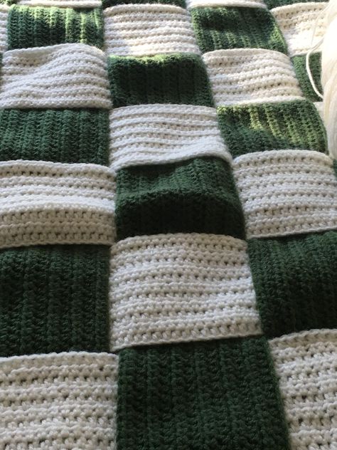 Green Blanket Crochet, Black And Green Crochet, Green Things To Crochet, Green Yarn Crochet Ideas, Aesthetic Crochet Blanket, Crochet Green Blanket, Crotchet Blankets For Beginners, Green Crochet Blanket, Dark Green Crochet