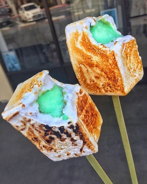 Marshmallow Ice Cream, Food Tourism, Trendy Food, Yummy Ice Cream, Creative Desserts, Unique Desserts, Toasted Marshmallow, Food Drinks Dessert, Fair Food Recipes