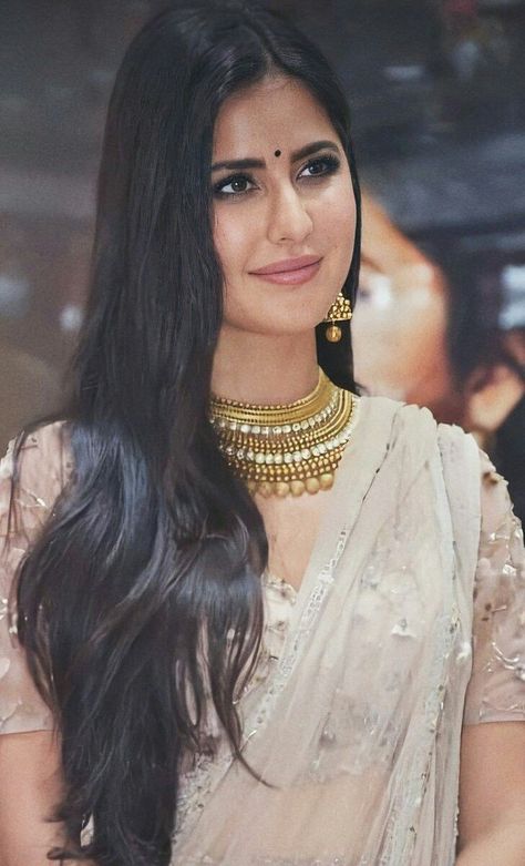 Katrina Kaif Body, Rekha Actress, Katrina Kaif Photo, Classy Hairstyles, Unique Photos, Fancy Sarees Party Wear, Indian Dresses Traditional, Bridal Makeup Looks, Katrina Kaif