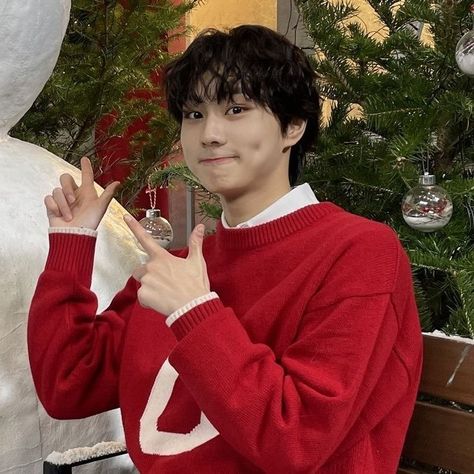 Jungwon Twitter, Marry Xmas, Jungwon Icon, Kitchen Christmas Gifts, Christmas Collage, Twitter Post, New Year Photos, Married Christmas, Black Wallpaper Iphone