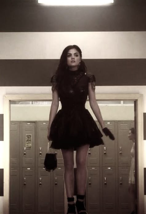 Aria Montgomery Style Outfits, Aria Pll Aesthetic Outfits, Aria Outfits Pretty Little Liars, Aria Montgomery Dress, Aria Montgomery Aesthetic Outfit, Aria Pretty Little Liars Outfits, Aria Aesthetic, Aria Pll Outfits, Aria Pll