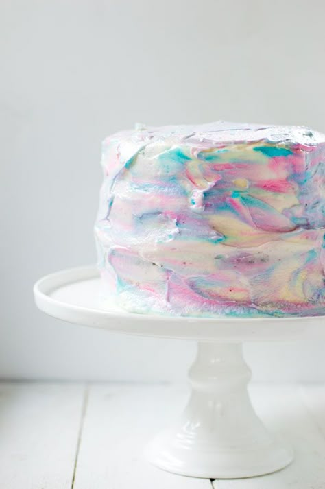 If you're expecting or planning a gender reveal party then this easy marble gender reveal cake is perfect! Babyshower Party, Baby Reveal Party, Gender Party, Baby Gender Reveal Party, Gender Reveal Cake, Shower Bebe, Baby Gender Reveal, Baby Reveal, Reveal Ideas