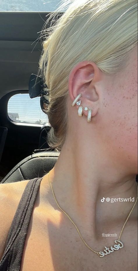 Elegant Earring Stack, Ear Stacking Ideas, Earring Combos, Ear Stacking, Minimalist Ear Piercings, Piercing Inspo, Earring Stack, Pretty Ear Piercings, Wrist Jewelry