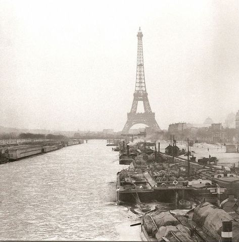 Amazing Vintage Photographs of Paris Through Roger-Viollet's Lens ~ Vintage Everyday Torre Eiffel Paris, Paris History, City Of Paris, Paris Tour Eiffel, Classic Photography, La Seine, Old Paris, Paris Pictures, Paris Vintage