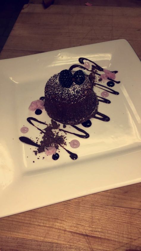 Desert Plating Ideas Presentation, Molten Lava Cake Plating, Lava Cake Decoration, Lava Cake Plating Ideas, Cupcake Plating Ideas, Lava Cake Plating, Cake Plating Ideas, Choco Moist Cake, Cake Plating