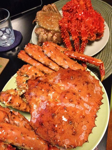 Red king crab, Horsehair crab, and Hanasaki crab (many thorns). Aesthetic Seafood, Red King Crab, Red King, Food Hunter, Soul Food Dinner, Shellfish Recipes, King Crab, Crab Recipes, Yummy Comfort Food