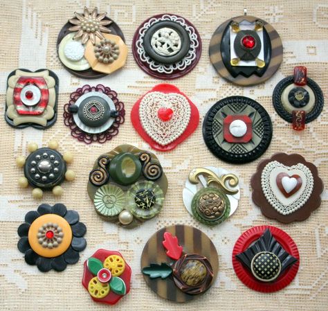 Button Crafts For Kids, January Craft, Vintage Buttons Crafts, Buttons Art, Collage Jewelry, Button Creations, Retro Crafts, Bumbo, Diy Buttons