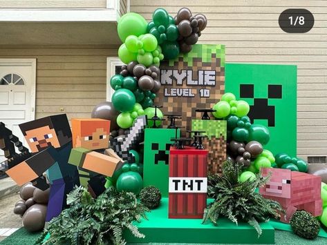 Minecraft Backdrop Birthday, Minecraft Balloon Garland, Minecraft Balloon Arch, Minecraft Pool Party, Minecraft Backdrop, Minecraft Themed Birthday Party, Minecraft Balloons, Minecraft Birthday Decorations, Diy Minecraft Birthday Party