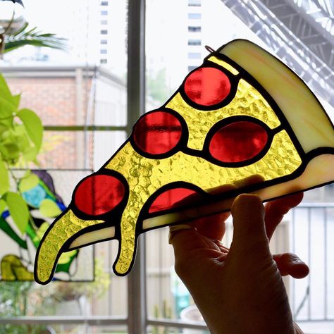 🍕😍❤️ Always. I just have this weird desire to make stained-glass food. Not exactly sure why... Maybe there are others out there who… Stained Glass Cocktail, Stained Glass Funny, Funny Stained Glass Art, Stained Glass Food, Black And White Cookies, Tiffany Art, Stained Glass Patterns Free, Making Stained Glass, Rose Colored Glasses