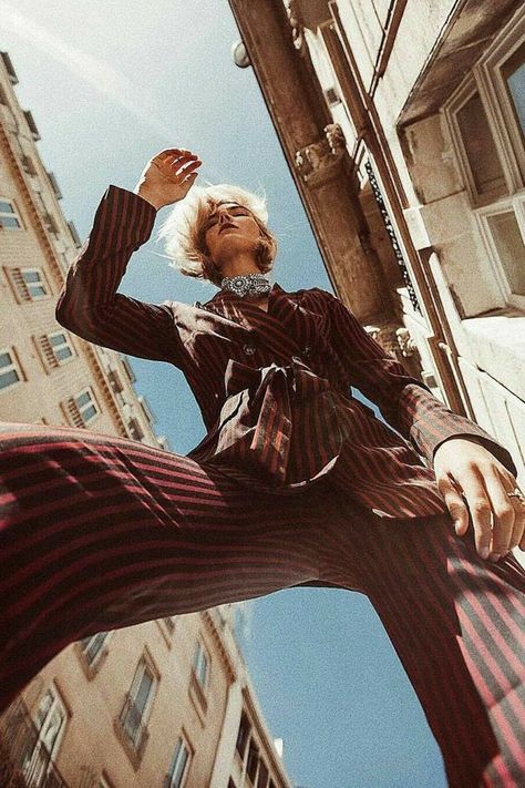 Cool Perspective Photography, Outside Fashion Photography, Photoshoot Fashion Ideas, Photo Angles Ideas, Movement Portrait, Wide Angle Portrait, Outside Photoshoot Ideas, Photography Movement, Vogue Fashion Photography