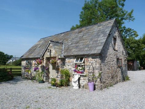 Enchanting Dreamy Irish Cottage - is all that and more. - Review of Piltown, Barrow Valley, County Kilkenny - 14379, Piltown, Ireland - Tripadvisor Ireland Houses Cottages, Bungalow Ireland, Irish Cottage Decor, Dream Scapes, Cottage Stairs, 1 Bedroom Cottage, Ireland Houses, Ireland Cottage, Irish Houses