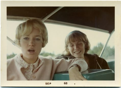 Old School Pictures, 60s Photos, Vintage Photography Women, Vintage Polaroid, School Pictures, Vintage Life, The 1960s, Past Life, Vintage Photographs