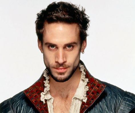 Joseph Fiennes as William Shakespeare in Shakespeare in Love Robert Dudley, Joseph Fiennes, Shakespeare In Love, Imaginary Boyfriend, Gwyneth Paltrow, William Shakespeare, Movie Quotes, In Love, Statement Necklace