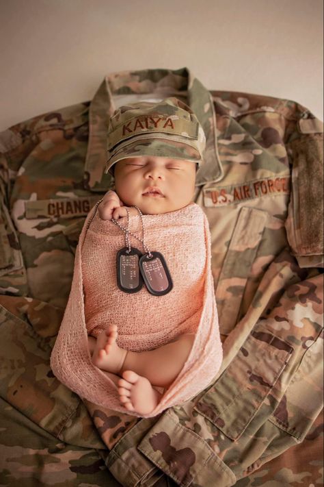 Army Baby Photoshoot, Army Baby Pictures, Military Newborn Pictures, Military Baby Pictures, Suga Abs, Army Baby, Military Baby, Cute Relationship Pictures, Baby Pictures Newborn