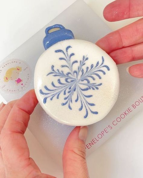 Wet On Wet Snowflake Cookies, Snowflake Decorated Cookies, Christmas Cutout Cookies Decorated, Wet On Wet Christmas Cookies, Wet On Wet Cookie Decorating, Snowflake Cookies Decorated, Wet On Wet Royal Icing, Cutout Cookies Decorated, Rollout Cookies