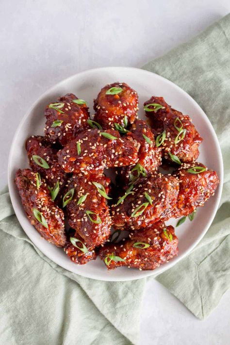 Spicy Wings Aesthetic, Chicken Wings Plating, Wings In The Oven Crispy, Chicken Wing Ideas, Chicken Wings Aesthetic, Chicken Wings Marinade, Oven Crispy Chicken, Wings Marinade, Best Wing Sauce