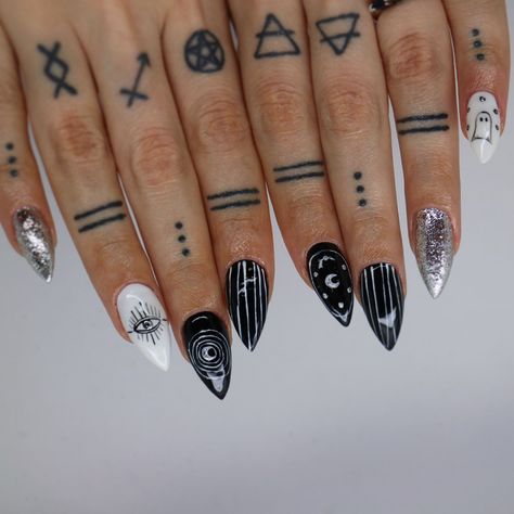 Almond Witch Nails, Witchcraft Nails Art, Witchy Nails Coffin, Wiccan Nails, Almond Acrylic Nails Designs, Black Manicure, Witch Nails, Witchy Nails, Curved Nails