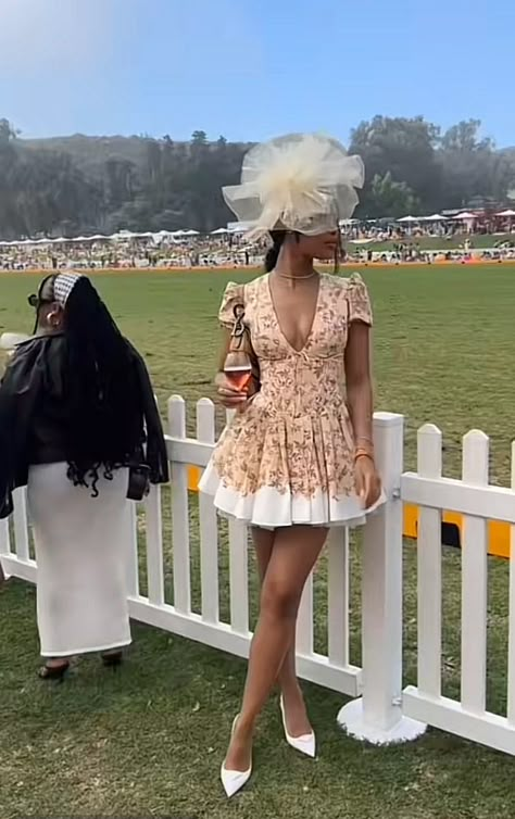 Lady's Day Outfit, Horse Derby Outfits Women, Horse Race Day Outfits, Derby Day Outfits For Women, Horse Race Outfits For Women, Horse Racing Aesthetic, Tiffany Core, Kentucky Derby Outfit For Women, Classics Outfit