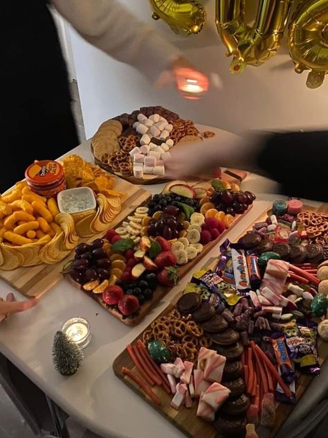 Movie Night Snack Set Up, Movie Night Platter, Boards Night Ideas, Bring Your Board Party, Bring Your Own Board Night, Bring A Board Night Christmas, Girls Board Night, Suprise Party Ideas For Best Friend, Adult Sleepover Food