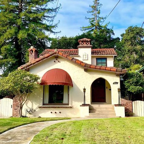 Mission-Style Homes to Draw Inspiration From Spanish Mission Style Homes, Spanish Style Home Exterior, Mission Revival, Mission Style Homes, White Exterior Paint, Mission House, Oasis Springs, Spanish Homes, Hacienda Style Homes