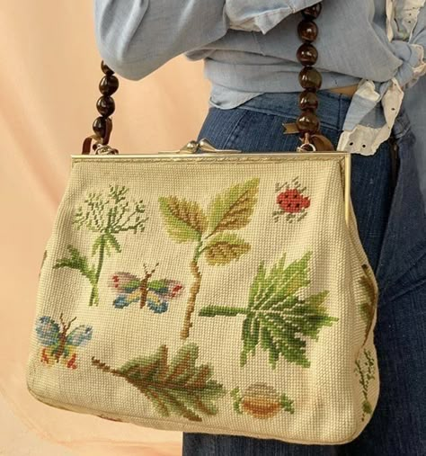 Feminine Thrifted Outfits, Small Embroidery Gift Ideas, Aesthetic Purses And Bags, Cute Purses Aesthetic, Thrifted Purses, Hobbitcore Fashion, 70s Bags, Cottagecore Items, Cottagecore Bag