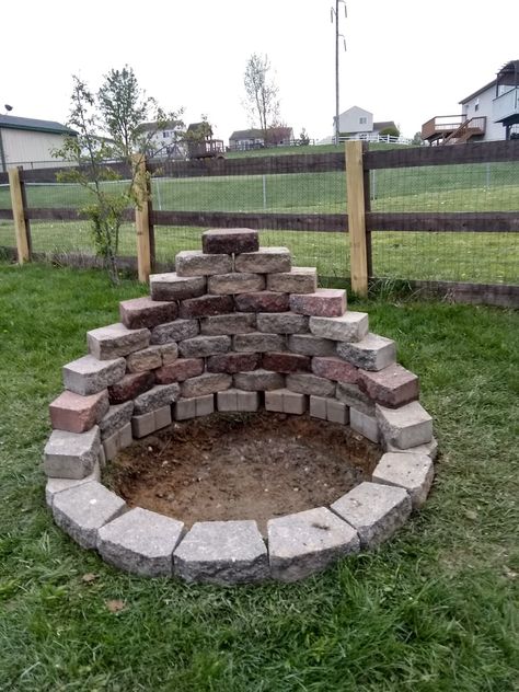 Diy Stone Patio, Easy Garden Ideas, Diy Backyard Fence, Brick Fire Pit, Outdoor Fire Pit Designs, Fire Pit Landscaping, Backyard Fireplace, Stone Fire Pit, Outdoor Stone