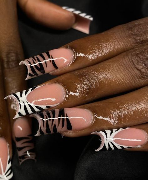 Zebra Pedicure, Zebra Acrylic Nails, Zebra Nail Designs, Zebra Print Nails, Tiger Nails, Zebra Nails, Edgy Nails, Lines On Nails, Print Nails