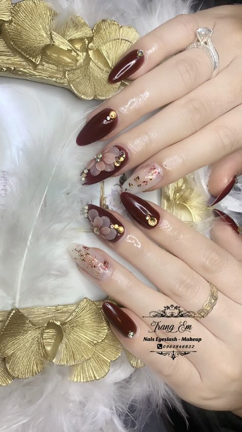 Red Bridal Nails Wedding, Nail Art Pengantin, Kutek Maroon, Nailart Merah Maroon, Kuku Wedding, Peony Nails, Nail Art Designs Wedding, Nail Maroon, Nail Art Maroon