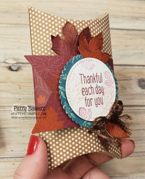 Fall Treat or Hostess gift idea for Thanksgiving featuring Stampin\' UP! Pillow Box and the To Every Season bundle and Gathered Leaves dies with Come to Gather DSP. www.PattyStamps.com Friendsgiving Gifts, Candy Pillow, Fry Box, Hostess Gifts Thanksgiving, Thanksgiving Hostess, Thanksgiving Favors, Autumn Cards, Pillow Boxes, Table Favors