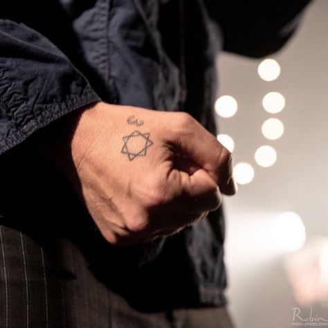 Hand Tattoo Images, Blur Band, Stars Tattoo, Tattoo Hand, Star Tattoo, Damon Albarn, Hand Tattoo, Star Tattoos, Lucky Star