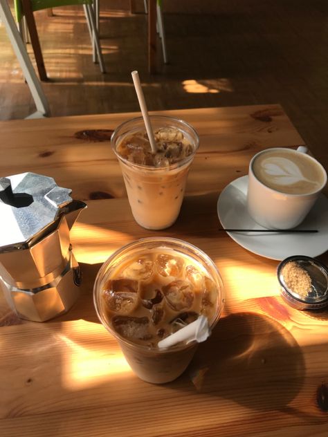 Iced Coffee Shop Aesthetic, Iced Coffee Date Aesthetic, Summer Cafe Aesthetic, Cafe Con Leche Aesthetic, Coffee Asthetic Picture, Coffee Asethics, Coffee Pictures Aesthetic, Summer Coffee Aesthetic, Coffee Addict Aesthetic