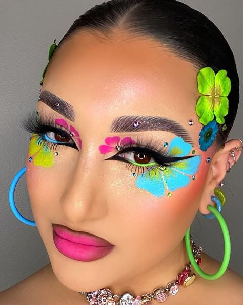 25 Fun Summer Makeup Ideas 2024: Playful & Vibrant Styles Creative Summer Makeup Looks, Spring Theme Makeup, Tropical Makeup Look Hawaii, Luau Makeup Ideas, Hawaii Makeup Look, Summer Face Paint, Tropical Makeup Look, Blue And Brown Eyes, Rainbow Makeup Looks