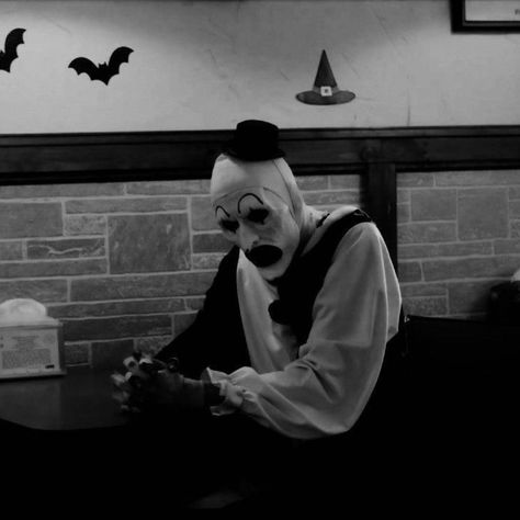 Terrifier Black And White, Art The Clown Poster, Art The Clown Aesthetic, Hot Clown Art, Black And White Horror Aesthetic, Terrifier Aesthetic, Art The Clown Pfp, Terrifier Pfp, Terrifier Wallpaper