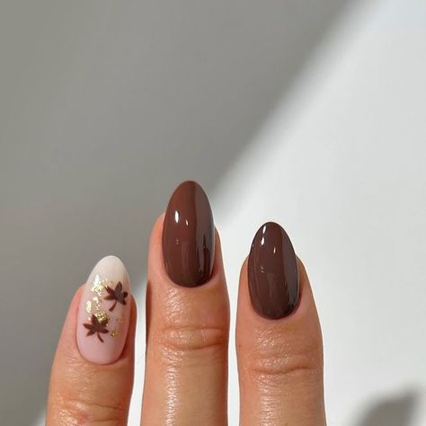 Marnie ♡ on Instagram: "minimal autumnal leaves with flecks of gold 🍂🍁🌰🍯✨

rings from @luvaj 🫶

#nails #nailinspo #nailart #naildesign #autumnnails #brownnails #fallnails" Leave Nails Fall, Holiday Nail Ideas, Nailinspo Nailart, Nails Thanksgiving, Holiday Nail, Thanksgiving Nails, Brown Nails, Holiday Nails, Nail Inspo