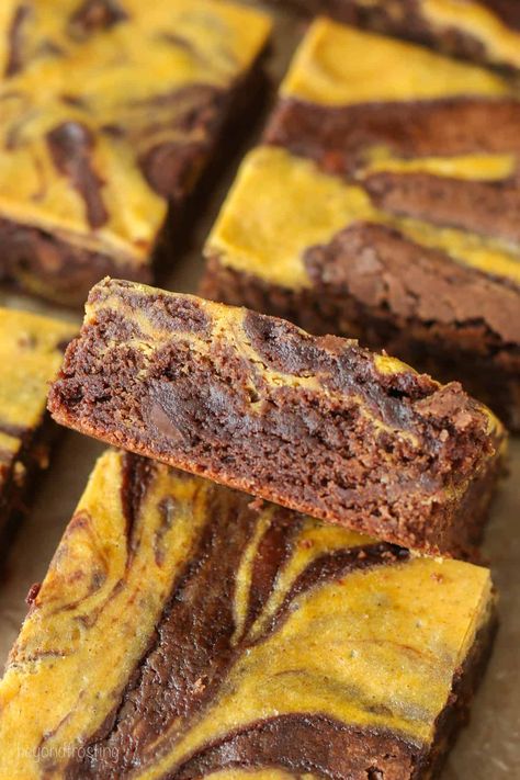 Pumpkin swirl brownies are fudgy chocolate brownies swirled with pumpkin cream cheese and cozy spice. Totally indulgent and perfect for fall! Easy Homemade Brownies, Pumpkin Swirl Brownies, Fudgy Chocolate Brownies, Cocoa Powder Brownies, Homemade Brownies Easy, Cheesecake Brownies Recipe, Pie Brownies, Pumpkin Brownies, Pumpkin Cream Cheese